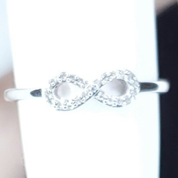 CERTIFIED 14kt White Gold, 22-Stone Diamond Infinity Ring - Picture 6 of 11